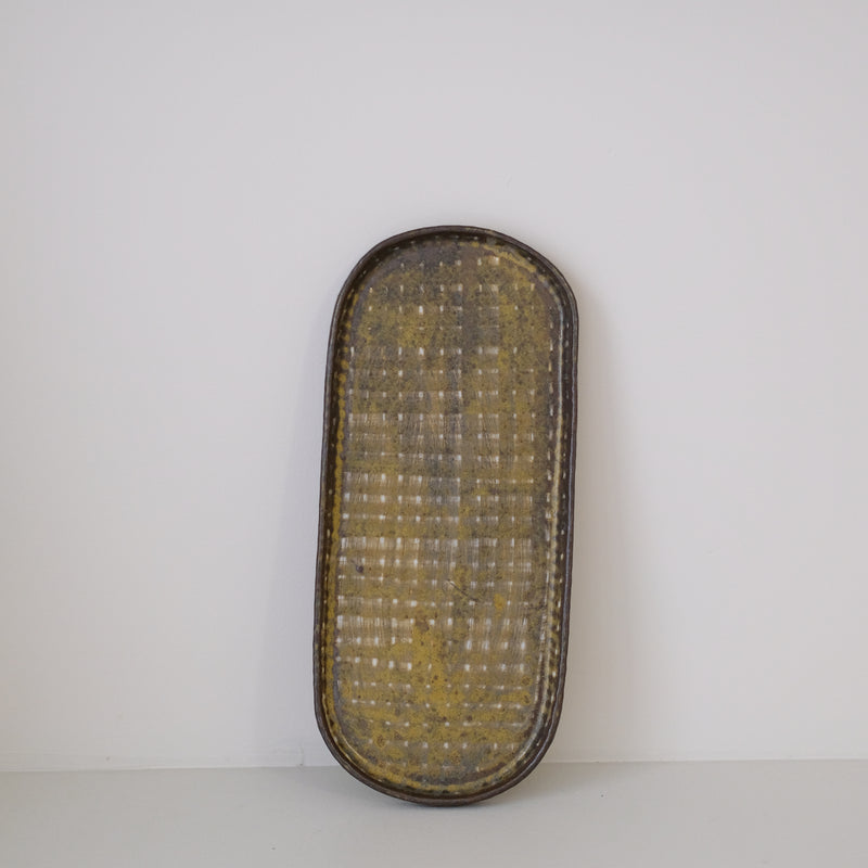 Plat Oval long en grès L 28cm - brun foncé de Youkyung Sin chez Brutal Ceramics