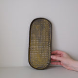 Plat Oval long en grès L 28cm - brun foncé de Youkyung Sin chez Brutal Ceramics