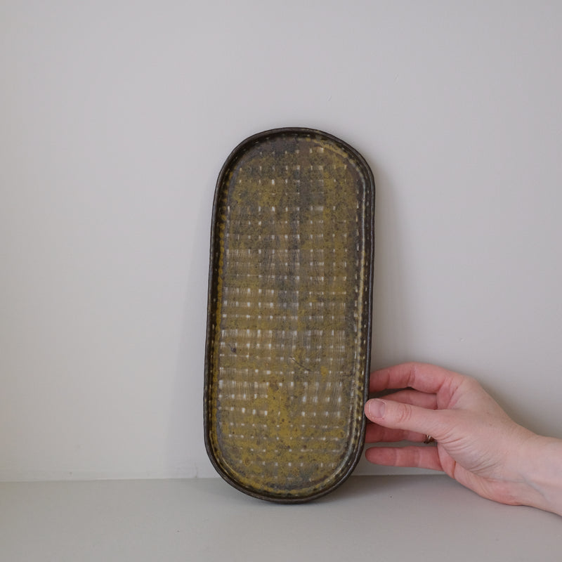 Plat Oval long en grès L 28cm - brun foncé de Youkyung Sin chez Brutal Ceramics