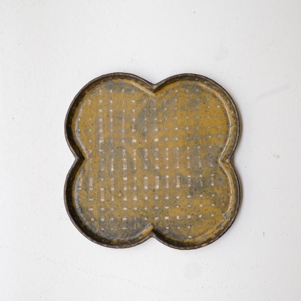 Plat "trèfle" en grès D 20cm - brun foncé de Youkyung Sin chez Brutal Ceramics