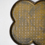 Plat "trèfle" en grès D 20cm - brun foncé de Youkyung Sin chez Brutal Ceramics