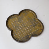 Plat "trèfle" en grès D 20cm - brun foncé de Youkyung Sin chez Brutal Ceramics