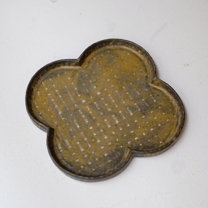 Plat "trèfle" en grès D 20cm - brun foncé de Youkyung Sin chez Brutal Ceramics