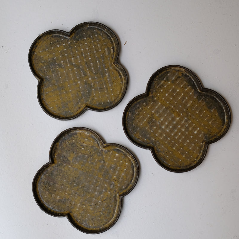 Plat "trèfle" en grès D 20cm - brun foncé de Youkyung Sin chez Brutal Ceramics