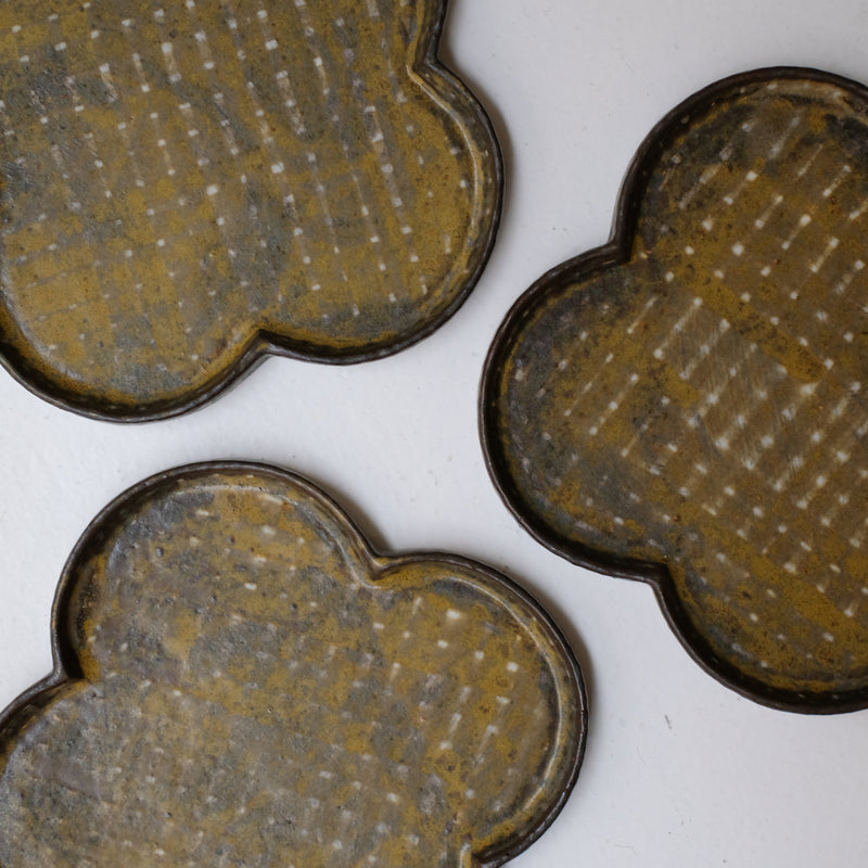 Plat "trèfle" en grès D 20cm - brun foncé de Youkyung Sin chez Brutal Ceramics