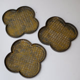 Plat "trèfle" en grès D 20cm - brun foncé de Youkyung Sin chez Brutal Ceramics