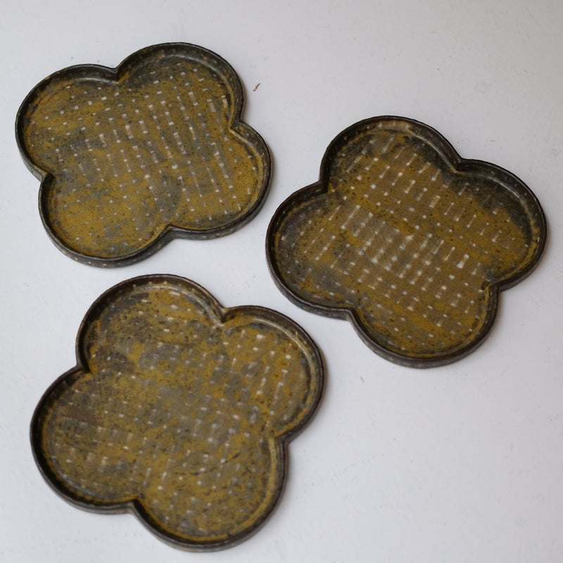 Plat "trèfle" en grès D 20cm - brun foncé de Youkyung Sin chez Brutal Ceramics