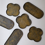 Plat Oval long en grès L 28cm - brun foncé de Youkyung Sin chez Brutal Ceramics