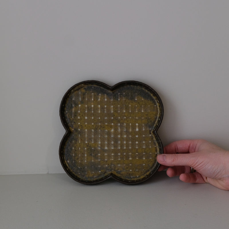 Plat "trèfle" en grès D 20cm - brun foncé de Youkyung Sin chez Brutal Ceramics