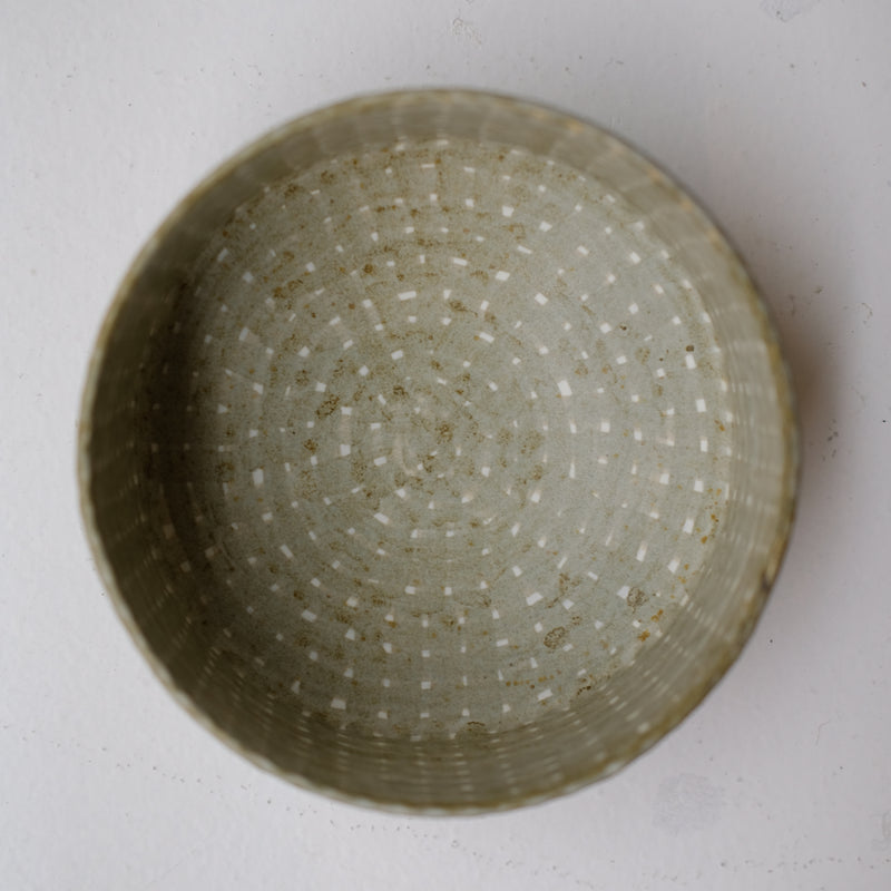 Saladier en grès D 16,5cm - vert clair de Youkyung Sin chez Brutal Ceramics