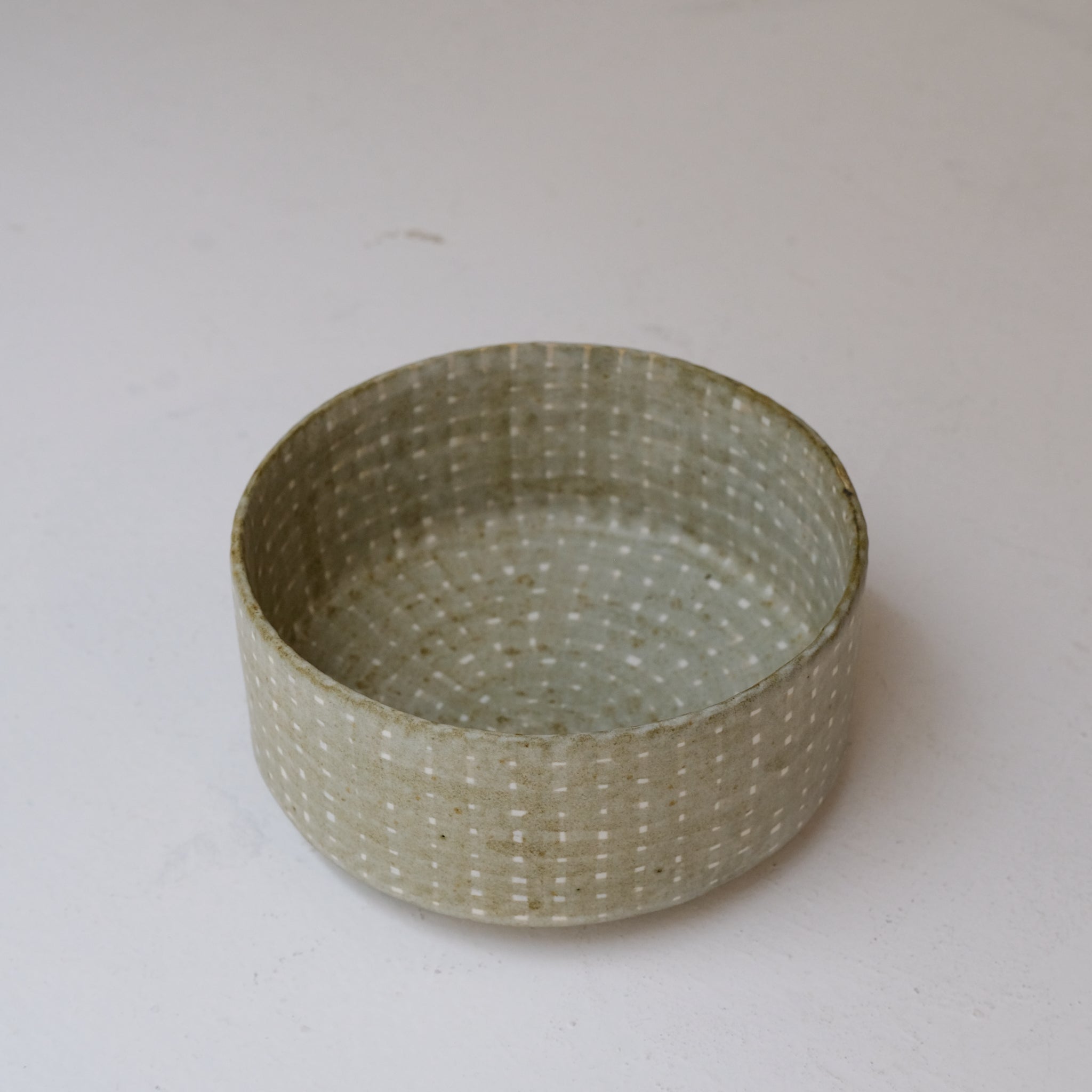 Saladier en grès D 16,5cm - vert clair de Youkyung Sin chez Brutal Ceramics