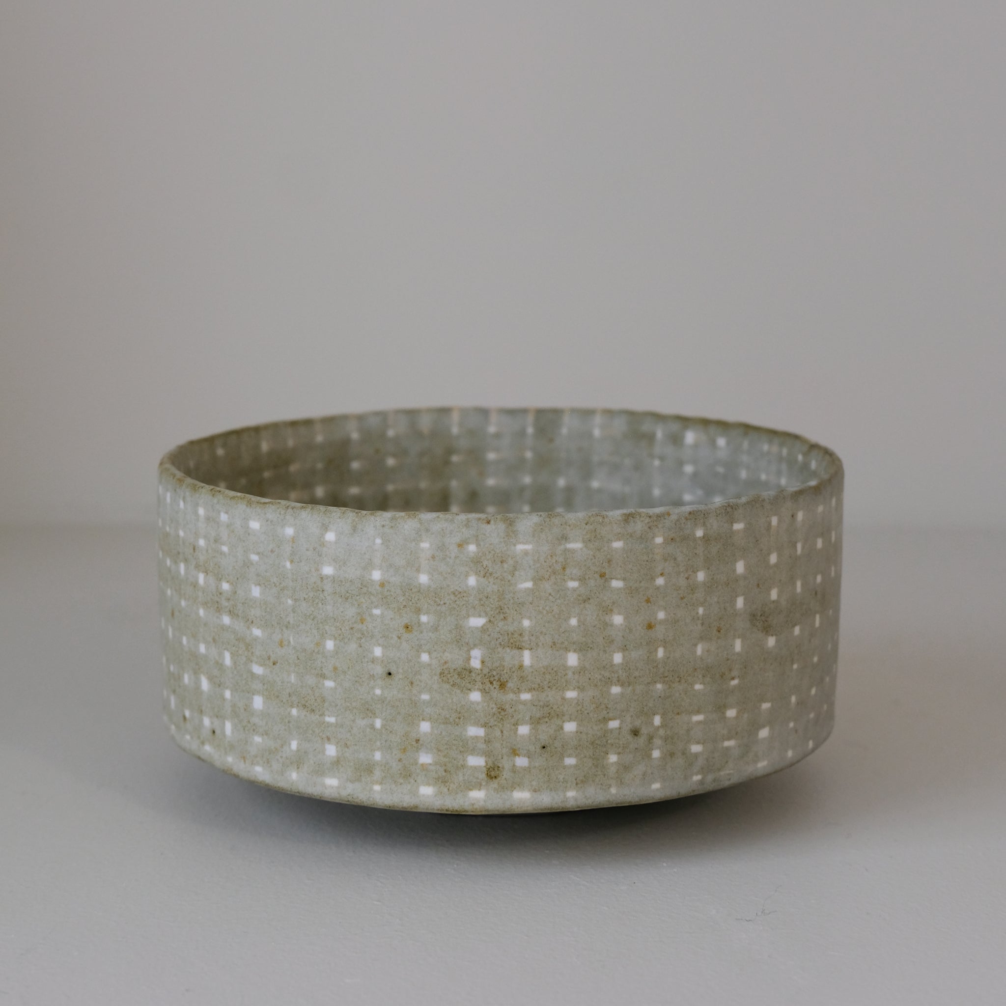 Saladier en grès D 16,5cm - vert clair de Youkyung Sin chez Brutal Ceramics