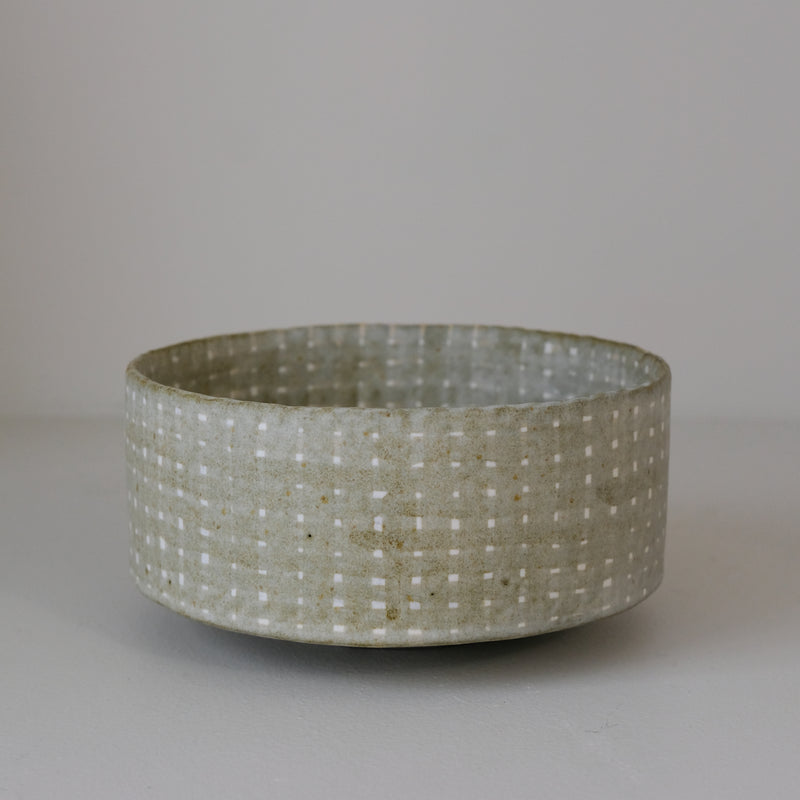 Saladier en grès D 16,5cm - vert clair de Youkyung Sin chez Brutal Ceramics