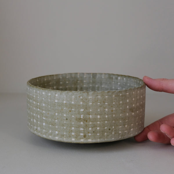 Saladier en grès D 16,5cm - vert clair de Youkyung Sin chez Brutal Ceramics