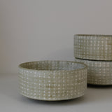 Saladier en grès D 16,5cm - vert clair de Youkyung Sin chez Brutal Ceramics