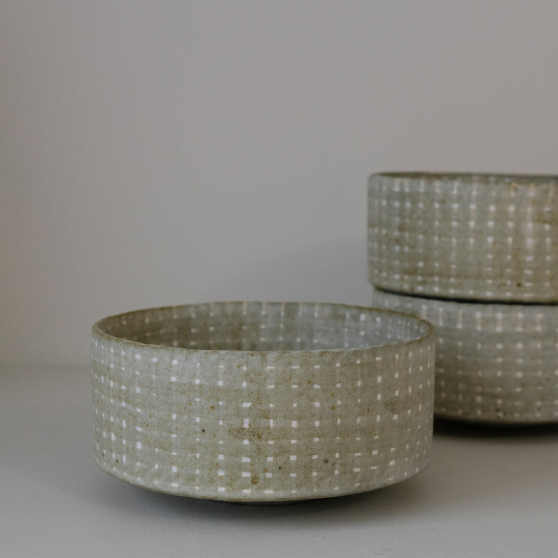 Saladier en grès D 16,5cm - vert clair de Youkyung Sin chez Brutal Ceramics