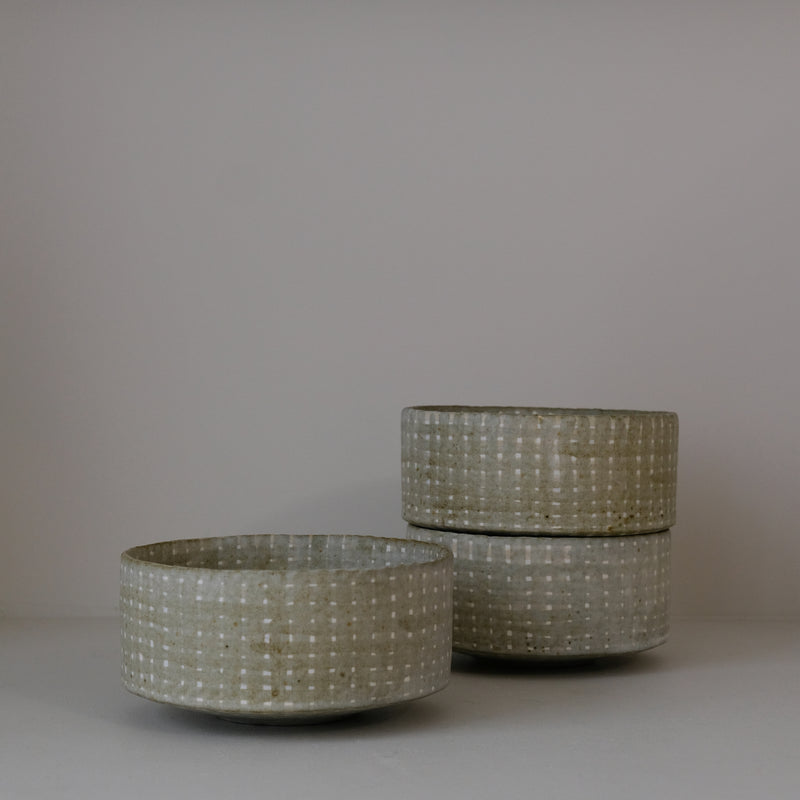 Saladier en grès D 16,5cm - vert clair de Youkyung Sin chez Brutal Ceramics