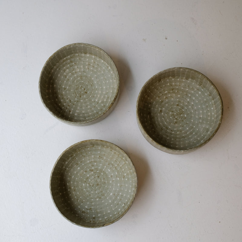 Saladier en grès D 16,5cm - vert clair de Youkyung Sin chez Brutal Ceramics