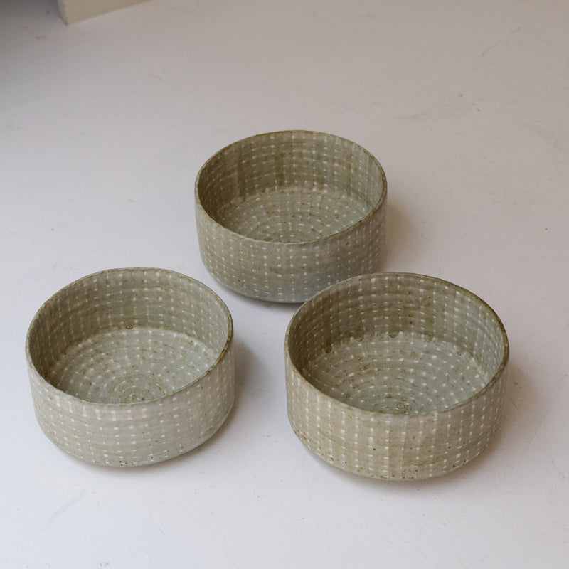 Saladier en grès D 16,5cm - vert clair de Youkyung Sin chez Brutal Ceramics