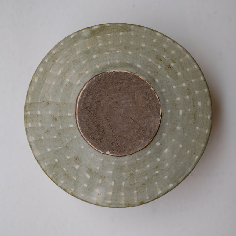 Saladier en grès D 16,5cm - vert clair de Youkyung Sin chez Brutal Ceramics