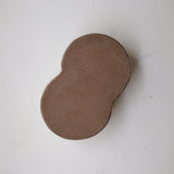 Plat "bonhomme de neige" en grès L 15cm - blanc de Youkyung Sin chez Brutal Ceramics