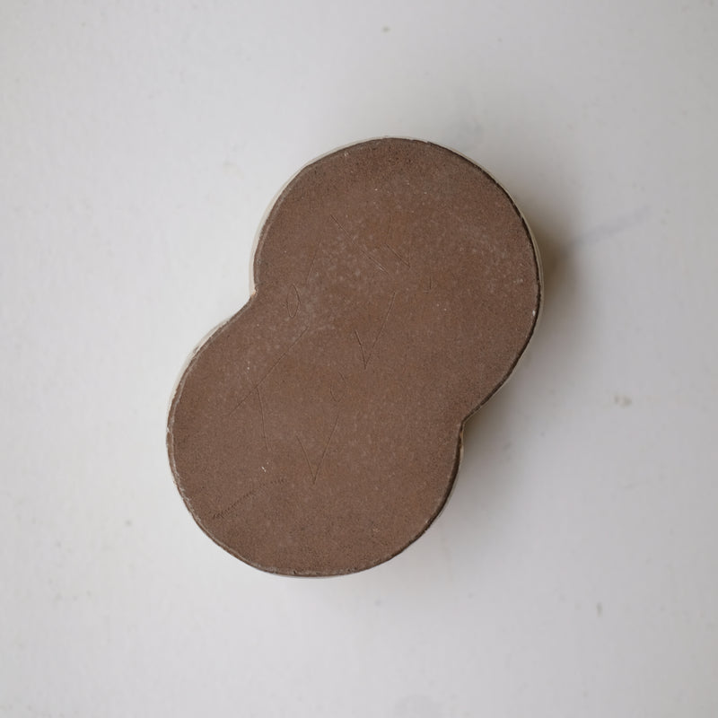 Plat "bonhomme de neige" en grès L 15cm - blanc de Youkyung Sin chez Brutal Ceramics