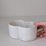 Plat "bonhomme de neige" en grès L 15cm - blanc de Youkyung Sin chez Brutal Ceramics