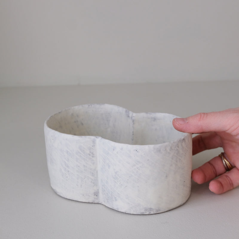 Plat "bonhomme de neige" en grès L 15cm - blanc de Youkyung Sin chez Brutal Ceramics