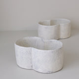 Plat "bonhomme de neige" en grès L 15cm - blanc de Youkyung Sin chez Brutal Ceramics