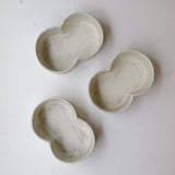 Plat "bonhomme de neige" en grès L 15cm - blanc de Youkyung Sin chez Brutal Ceramics