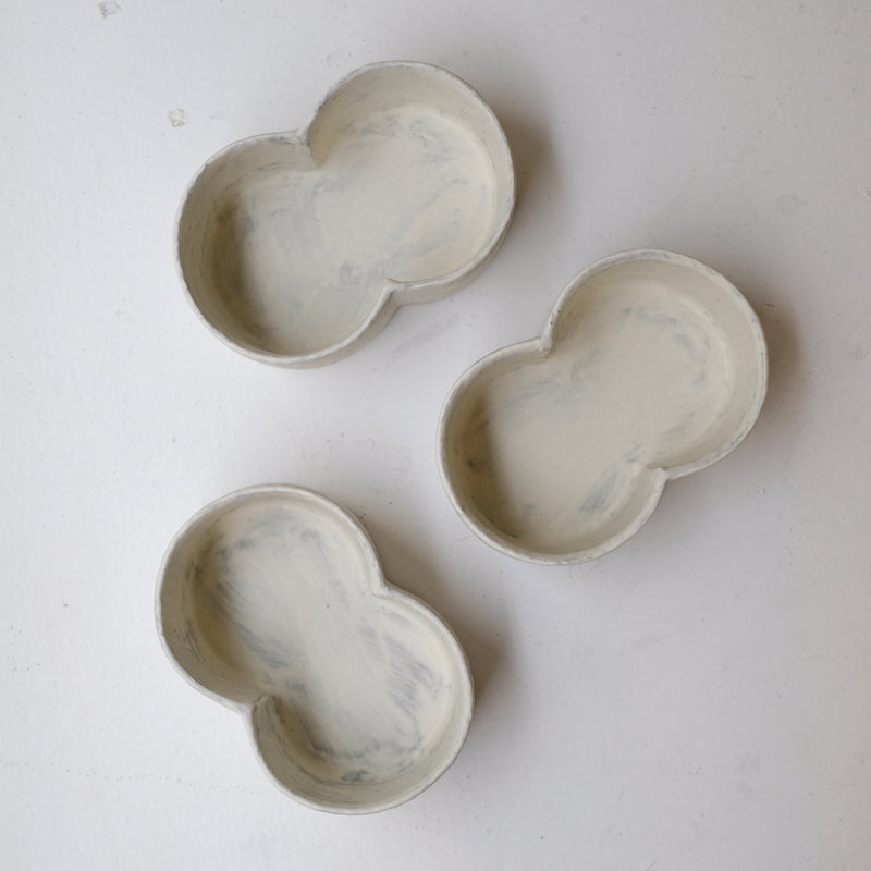 Plat "bonhomme de neige" en grès L 15cm - blanc de Youkyung Sin chez Brutal Ceramics