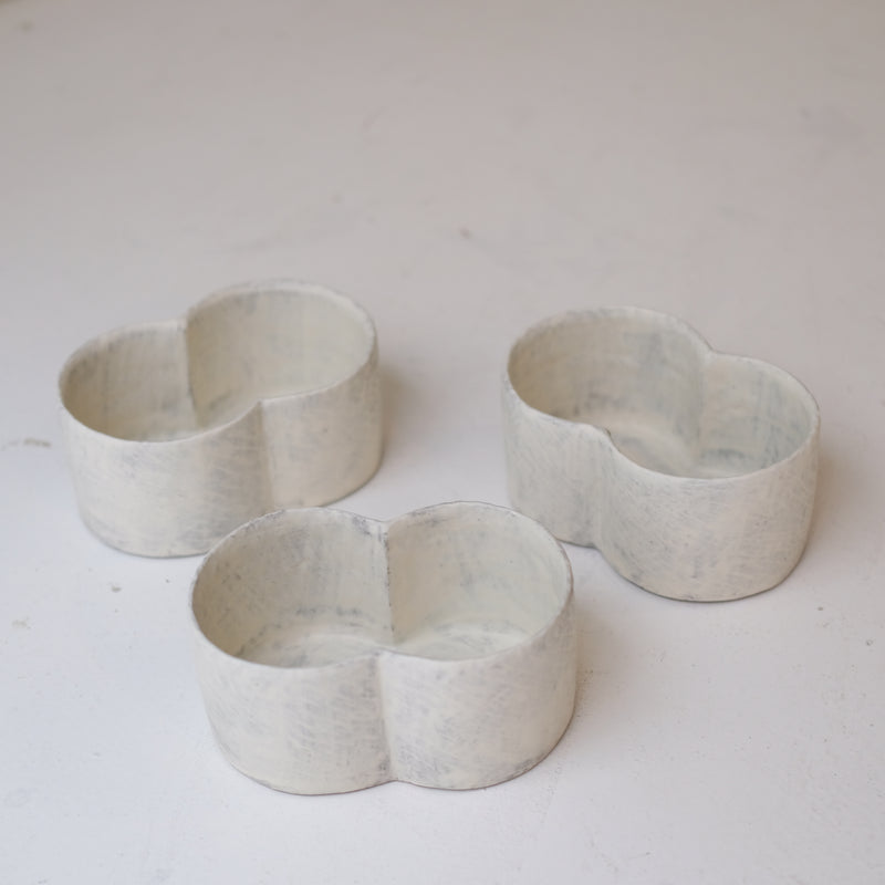 Plat "bonhomme de neige" en grès L 15cm - blanc de Youkyung Sin chez Brutal Ceramics