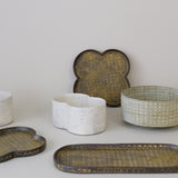 Plat "bonhomme de neige" en grès L 15cm - blanc de Youkyung Sin chez Brutal Ceramics