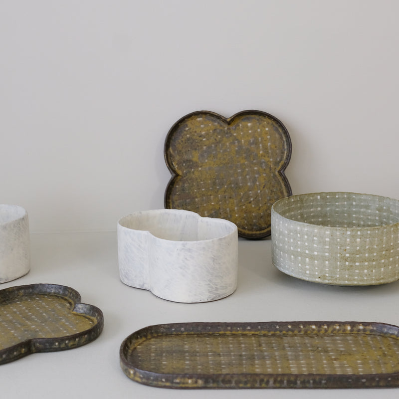 Plat "bonhomme de neige" en grès L 15cm - blanc de Youkyung Sin chez Brutal Ceramics