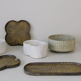 Plat Oval long en grès L 28cm - brun foncé de Youkyung Sin chez Brutal Ceramics