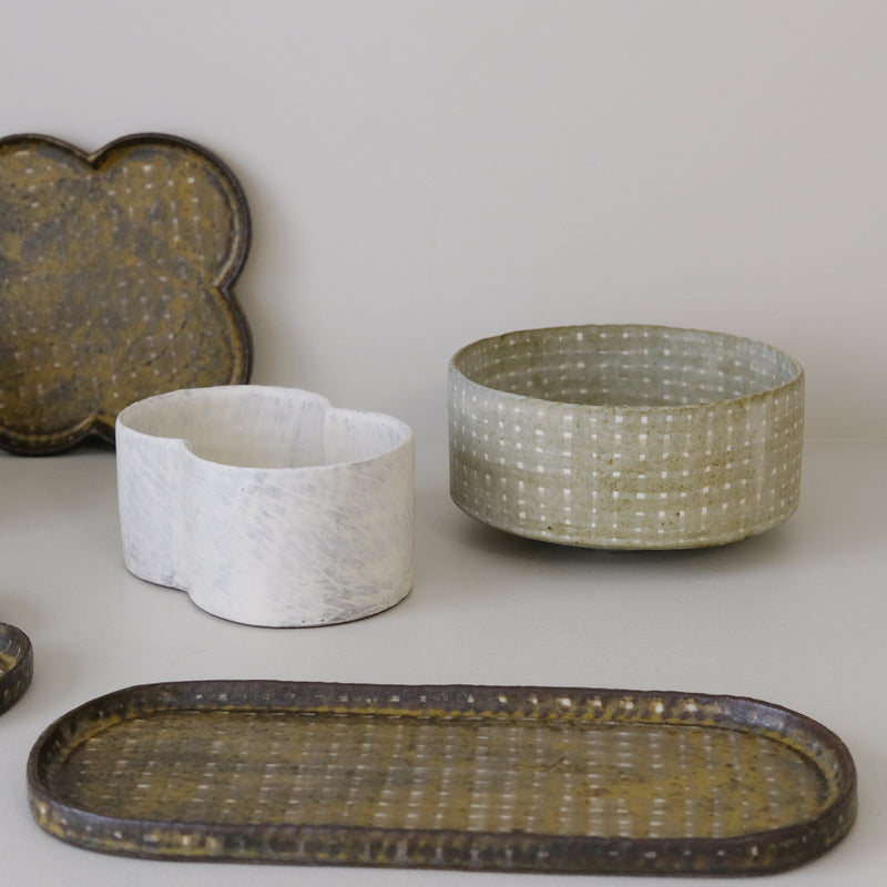 Saladier en grès D 16,5cm - vert clair de Youkyung Sin chez Brutal Ceramics