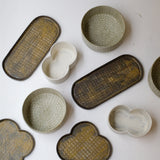 Plat Oval long en grès L 28cm - brun foncé de Youkyung Sin chez Brutal Ceramics