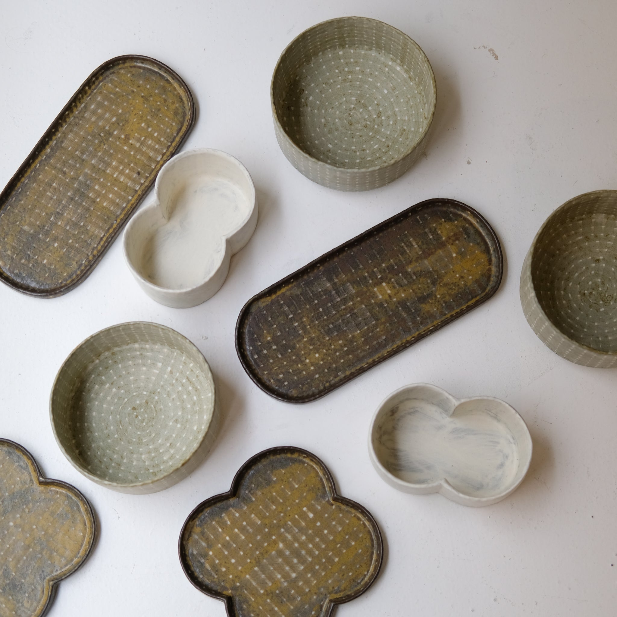Plat "trèfle" en grès D 20cm - brun foncé de Youkyung Sin chez Brutal Ceramics