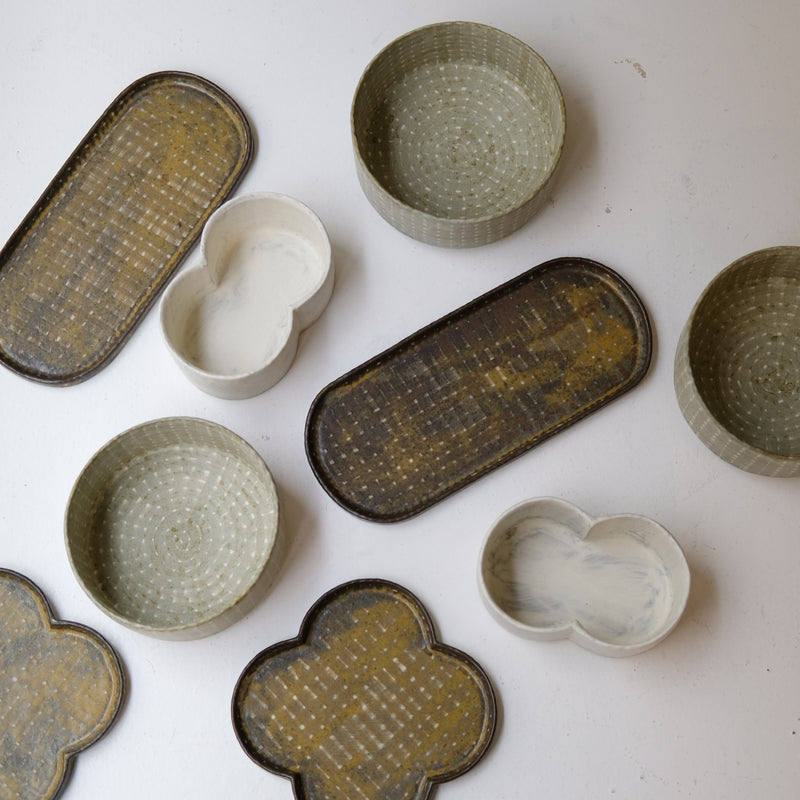 Plat "trèfle" en grès D 20cm - brun foncé de Youkyung Sin chez Brutal Ceramics