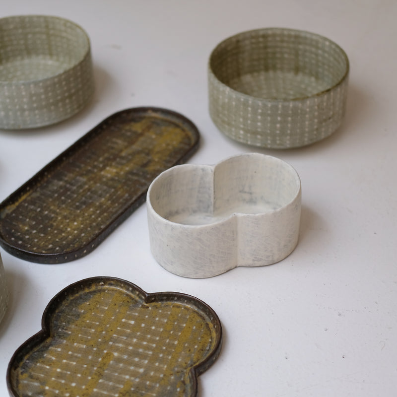 Plat "bonhomme de neige" en grès L 15cm - blanc de Youkyung Sin chez Brutal Ceramics