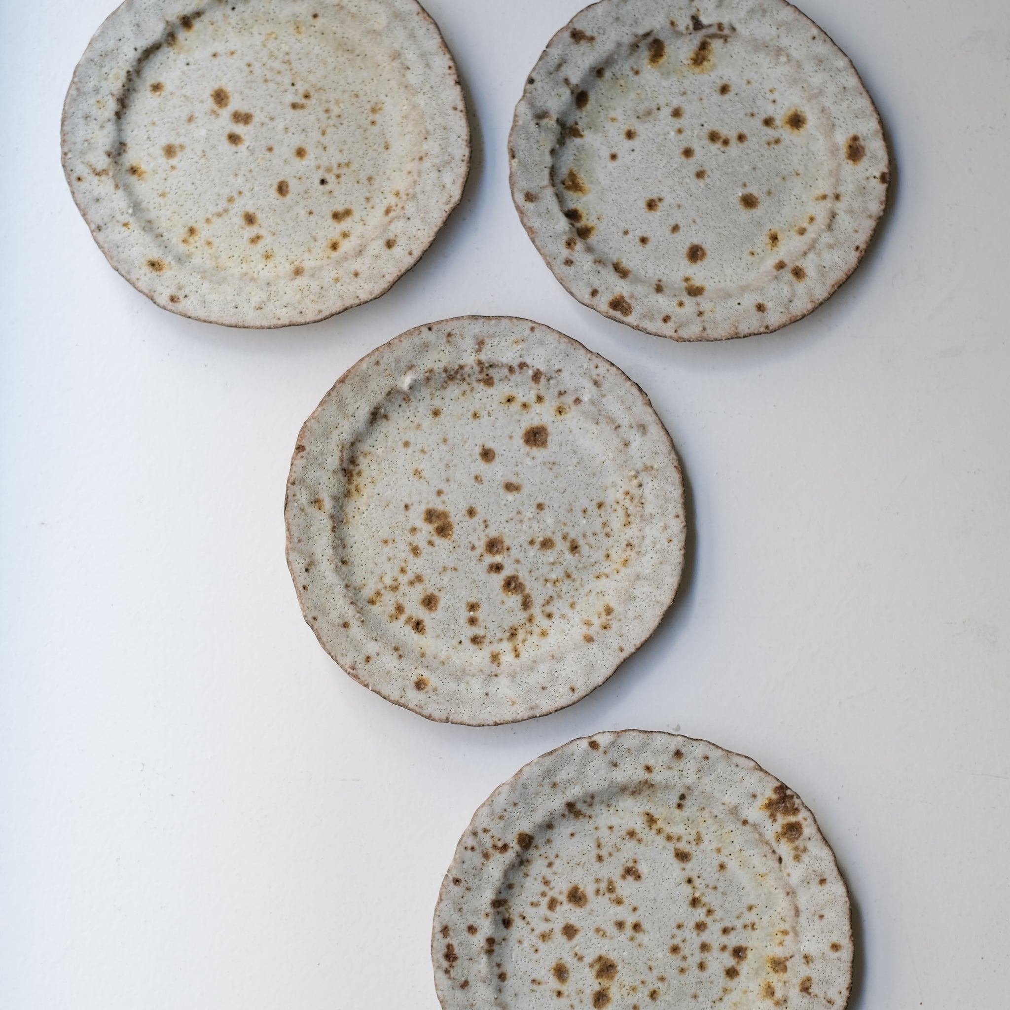 Assiette en terre recoltée D 20cm - blanc moucheté de Potry chez Brutal Ceramics