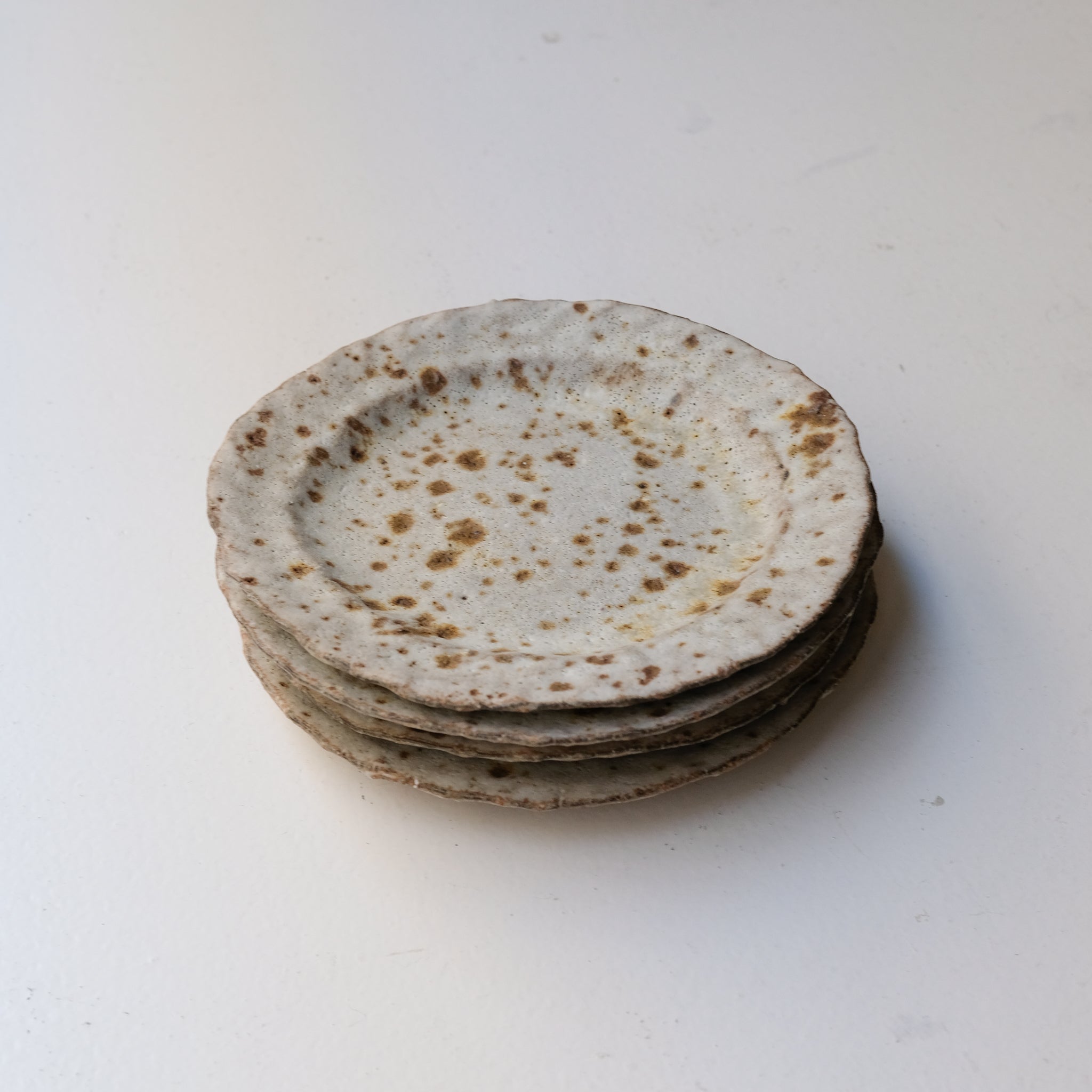 Assiette en terre recoltée D 20cm - blanc moucheté de Potry chez Brutal Ceramics