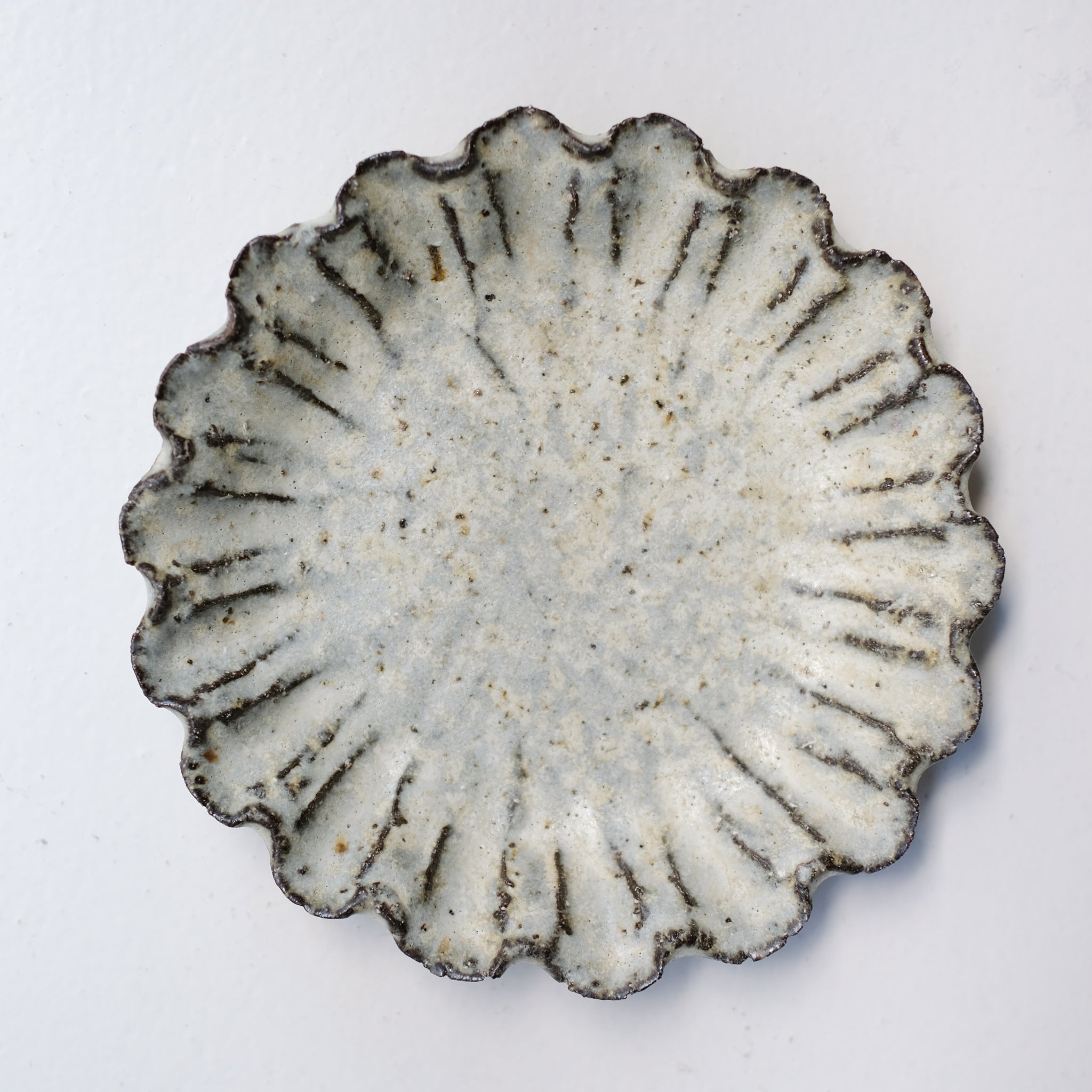 Assiette en terre recoltée D 18cm - blanc mat de Potry chez Brutal Ceramics