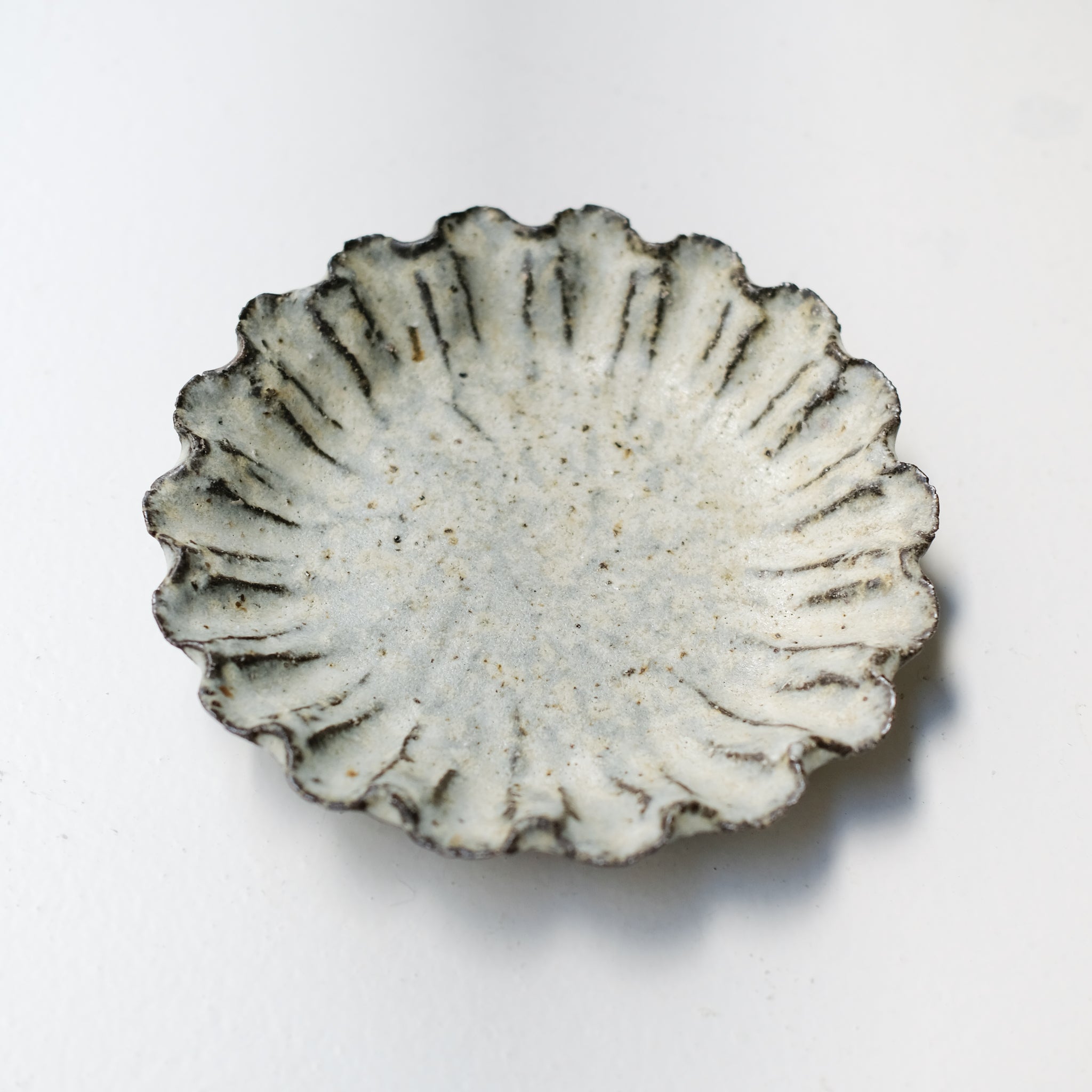 Assiette en terre recoltée D 18cm - blanc mat de Potry chez Brutal Ceramics