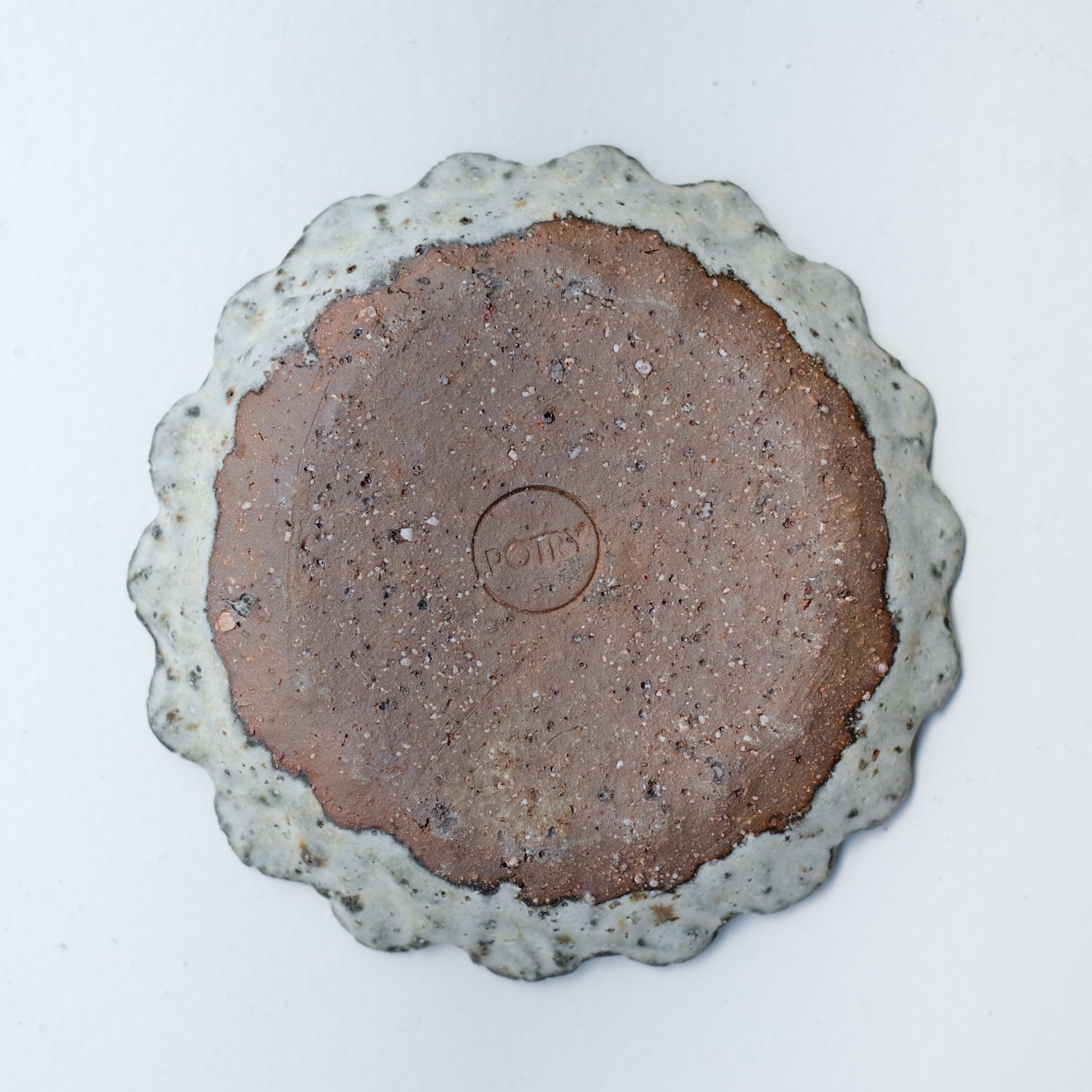 Assiette en terre recoltée D 18cm - blanc mat de Potry chez Brutal Ceramics