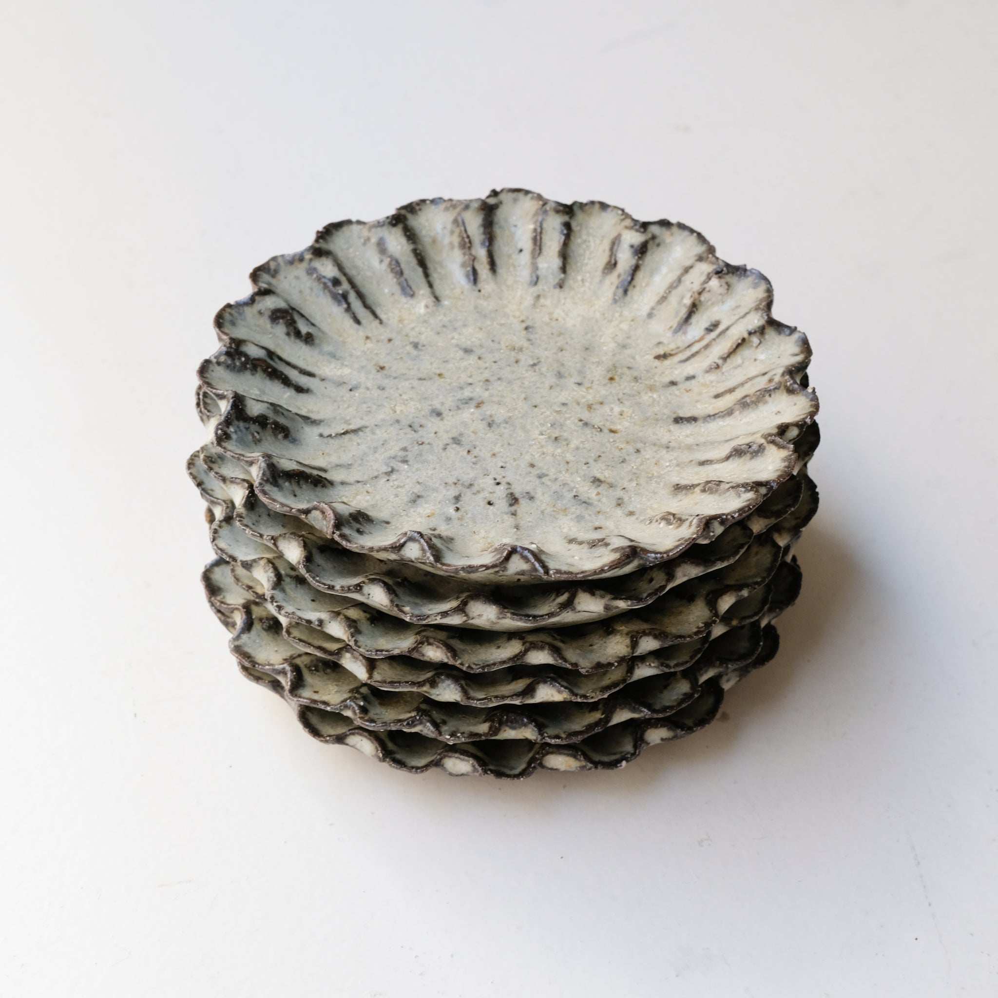 Assiette en terre recoltée D 18cm - blanc mat de Potry chez Brutal Ceramics
