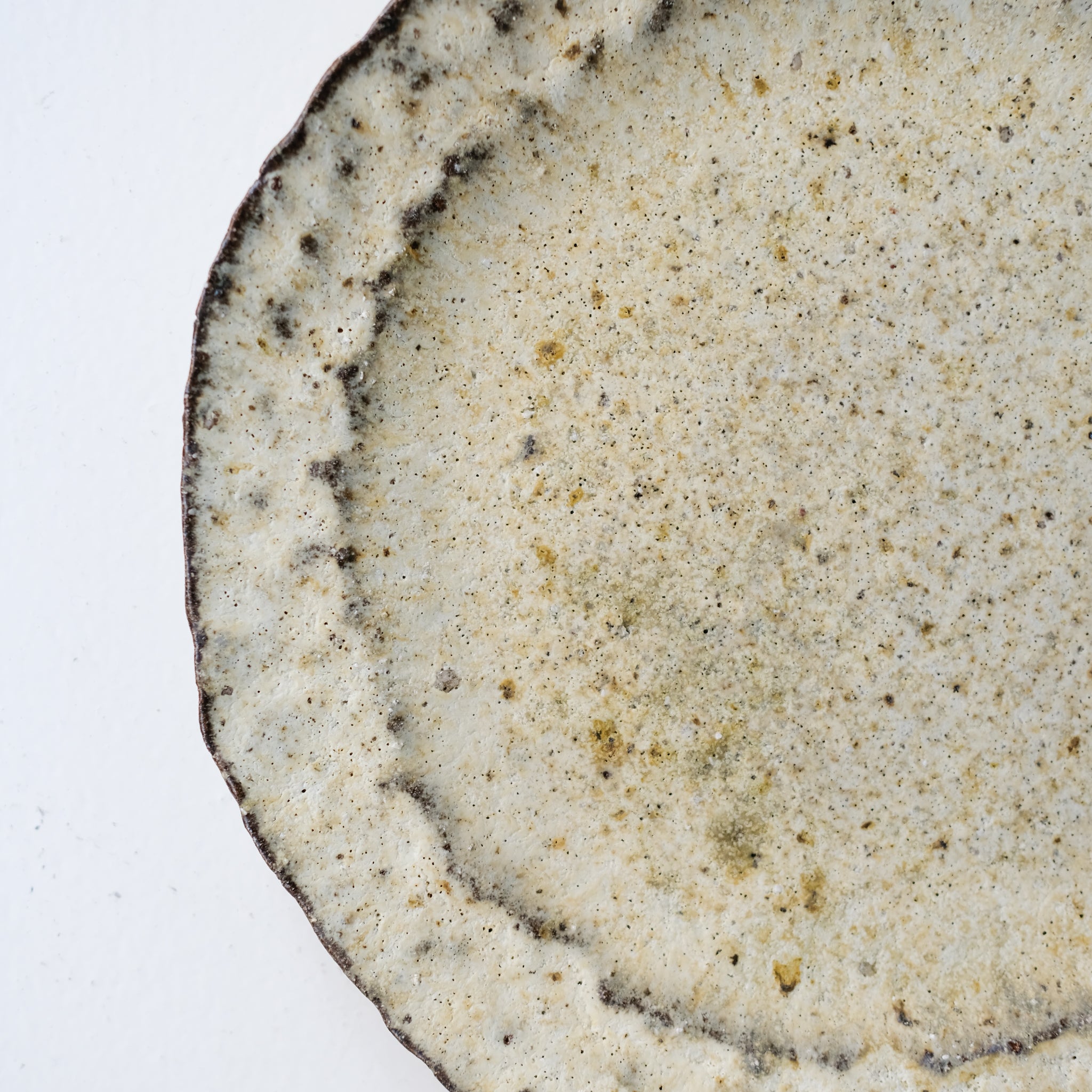Assiette à rebord en terre recoltée D 26cm - blanc beige de Potry chez Brutal