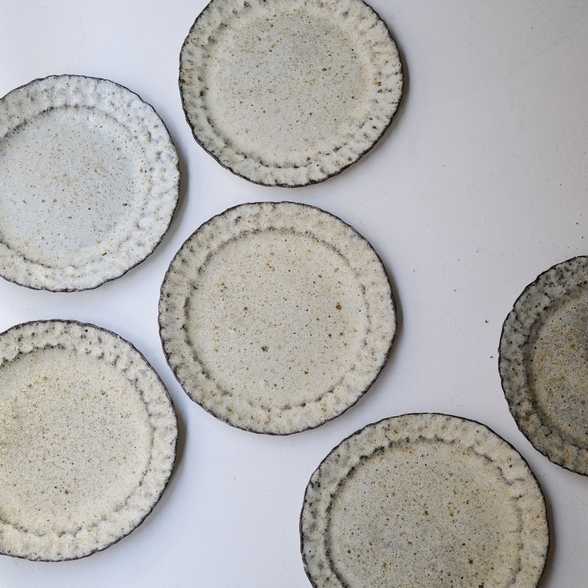 Assiette à rebord en terre recoltée D 26cm - blanc beige de Potry chez Brutal