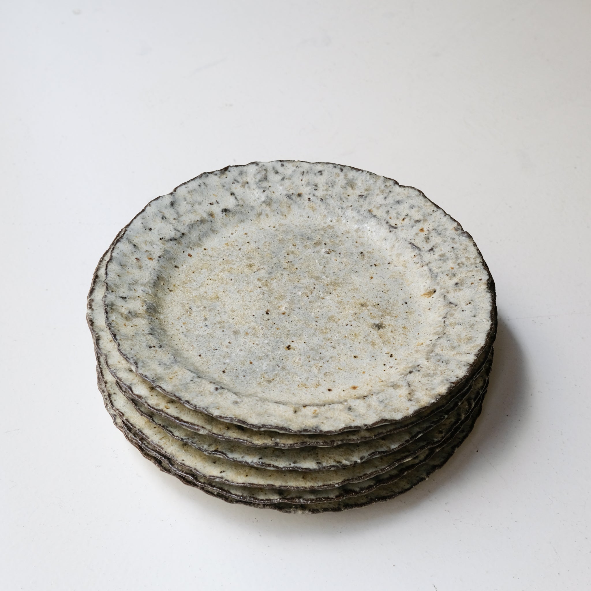 Assiette à rebord en terre recoltée D 26cm - blanc beige de Potry chez Brutal