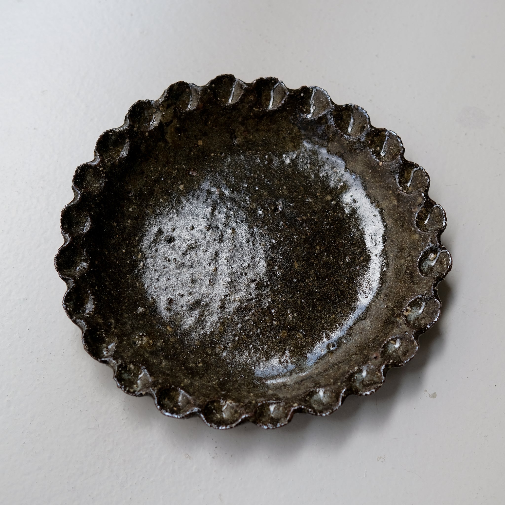 Assiette en terre recoltée D 22cm - vert foncé brillant de Potry chez Brutal Ceramics